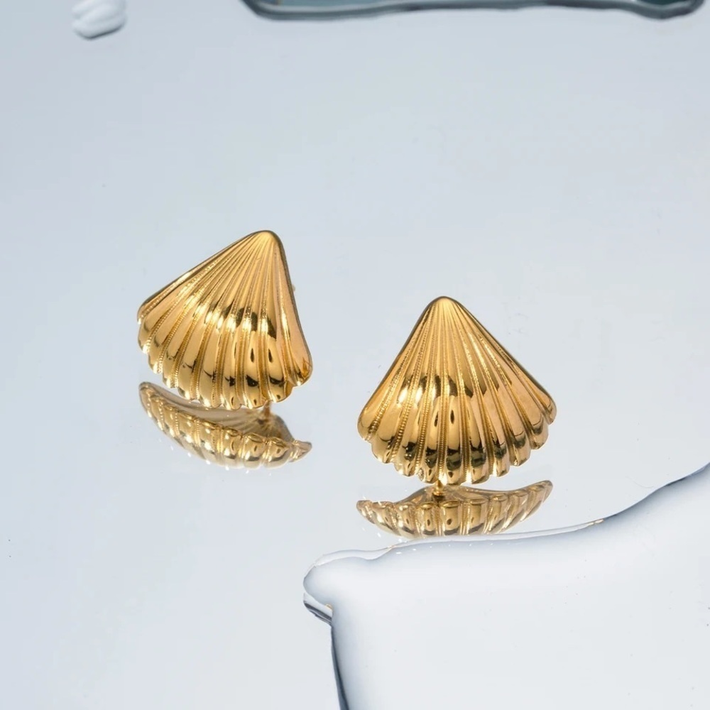 18k Gold Plated *Shell Stud* Earrings - Picture 7 of 9